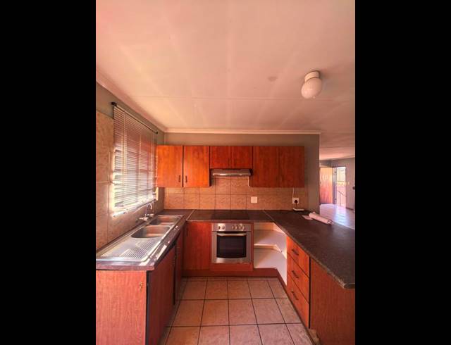 3 BEDROOM HOUSE FOR SALE IN OLIEVENHOUTBOSCH